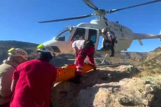 Rescatan con éxito a mujer que cayó en paraje Las Ventanas, Durango | VIDEO