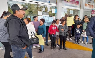 Unión de Ladrilleros de Durango se manifestó en Unidad Administrativa por 'clausuras arbitrarias'