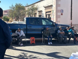 Maestros jubilados cierran calle céntrica de Durango 