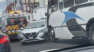 Camión de ruta choca contra auto compacto en calle Libertad