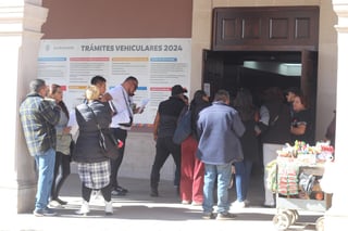 Hay largas filas para pago de refrendo 2025, en Durango 