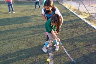 Inició Clínica de hockey sobre pasto