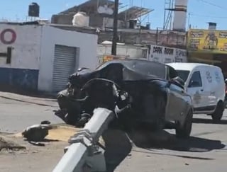 'Desbarató' su auto de lujo contra un poste 