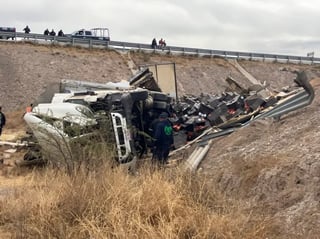 Camión cargado con pollos se volteó en Gómez Palacio