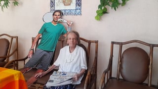 Desde hace años, 'Glorita' lee El Siglo de Durango todos los días 