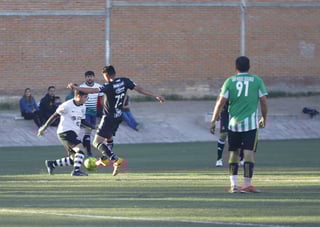 Palenque Ciprés Romero sufre, pero gana