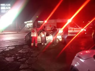 Choque entre camión y automóvil deja daños materiales 