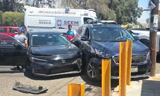 Choque por omisión de alto en Centro de Durango, dejó fuertes daños 
