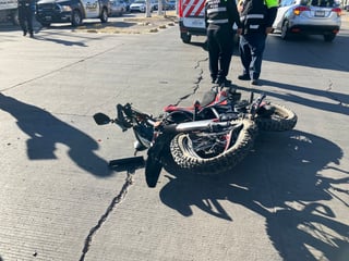 Motociclista resultó lesionado luego de que un vehículos invadió su carril