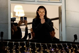 María Corina Machado llega a Oslo; abraza a a simpatizantes que la esperaban afuera del Grand Hotel