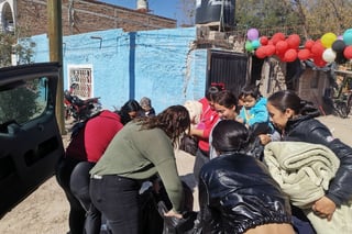 El Siglo de Durango entrega abrigo en el ejido Benito Juárez