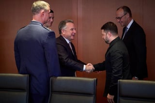 Zelenski y enviados de EU se reúnen en Berlín; avanzan conversaciones sobre plan de paz