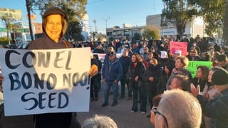 Maestros jubilados realizan marcha para exigir pago de bono navideño en Durango
