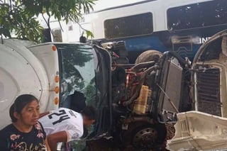 Tren Interoceánico: tráiler impacta al ferrocarril en Chiapas tras intentar ganarle el paso