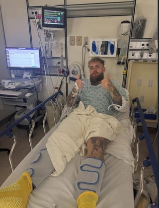 A.J., le rompe la mandíbula a Paul 