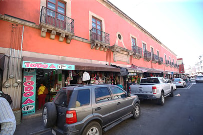 Delito. Las cámaras de seguridad del Mercado Gómez Palacio captaron a las agentes preventivas cometiendo el delito.