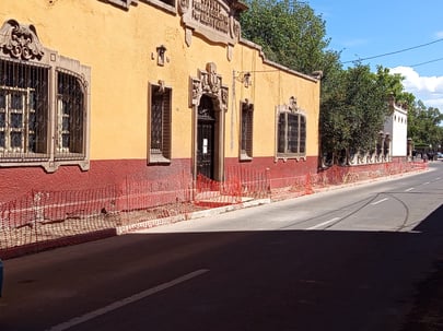 Obra inconclusa frente a primaria de Durango representa un riesgo