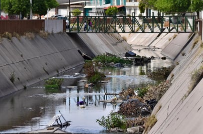 Falta más vigilancia. Pese a que en ocasiones se llegan a ver patrullas viales y preventivas, la gente continúa tirando sus desechos sin recibir castigo alguno.