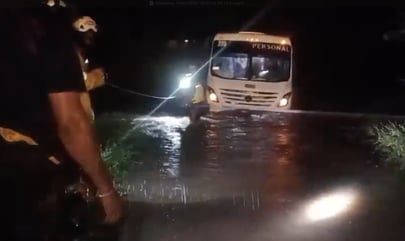 Autobús de transporte de personal queda atrapado al intentar cruzar río en Bayacora | VIDEO