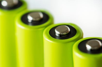 Expertos desarrollan baterías con agua que reducen riesgo de explosión y son menos tóxicas