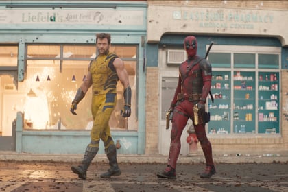 En esta imagen proporcionada por 20th Century Studios/Marvel Studios, Hugh Jackman como Wolverine/Logan, izquierda, y Ryan Reynolds en una escena de 'Deadpool & Wolverine'. (20th Century Studios/Marvel Studios vía AP)