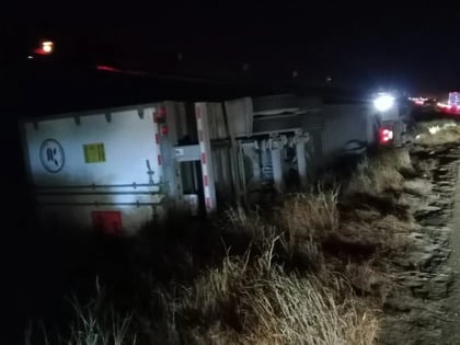 Accidente. Un tráiler volcó a la altura del puente El Caracol de Gómez Palacio. Las labores para retirar la unidad se extendieron por varias horas.