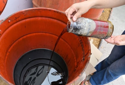 Para facilitar la recolección, se han instalado contenedores de color naranja en el interior del parque La Esperanza.