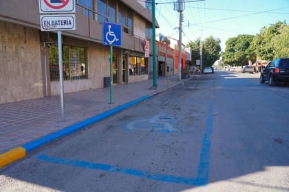 Estos lugares están debidamente señalizados y son exclusivamente para vehículos que cuenten con las placas o permisos correspondientes.