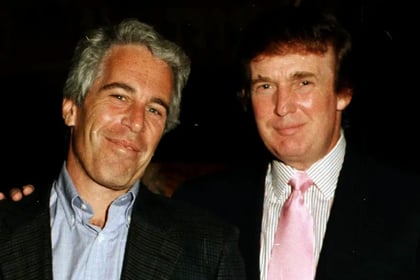 Epstein ofreció a experiodista del NYT fotos de Trump con mujeres en bikini en su casa