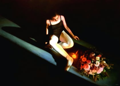 Las flores y el cuerpo humano se entrelazan en las nuevas obras de Salazar, símbolos del renacer que guía toda la muestra.