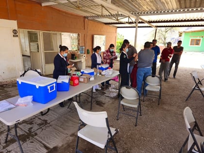 Sectores. Se privilegia a los grupos de riesgo, como adultos mayores, personas con comorbilidades, niños y niñas menores de cinco años y trabajadores de la salud, entre otros.