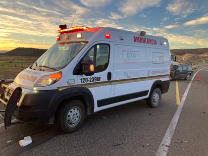 Accidente. Un tractocamión volcó en la Durango-Mazatlán; el conductor perdió la vida antes de llegar a la caseta de Coscomate.