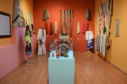 Enfoque. Es una actividad dedicada a la creación de pulseras, dijes y collares con técnicas artesanales.