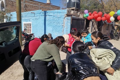 El Siglo de Durango entrega abrigo en el ejido Benito Juárez