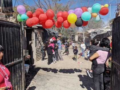 Altruismo. La distribución se realizó este domingo a familias del ejido Benito Juárez, donde se celebró una de varias posadas para niños y niñas de la zona.