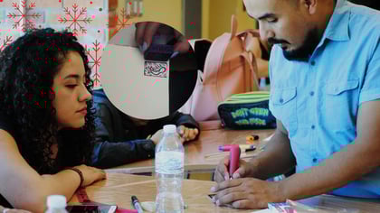 Navidad 2025: inicia el taller para hacer tarjetas navideñas