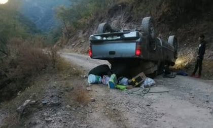 Hecho. Una familia resulta lesionada en accidente en la sierra de Pueblo Nuevo.