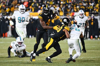 Línea. La defensiva de Pittsburgh capturó cuatro veces a Tua Tagovailoa, lo que limitó al mariscal de Miami.