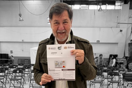 'Ya me llegó mi tarjeta': Noroña presume acceso a la Pensión del Bienestar