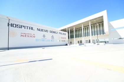 Accidente. Motociclista resulta lesionado tras caer en alcantarilla en Tlahualilo.