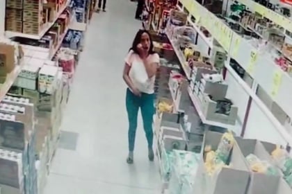 ¿Brujería en el súper? Captan a mujer haciéndose una limpia con un huevo | VIDEO