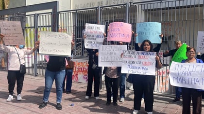 Movilización. Se plantaron la mañana de este miércoles a las afueras del Palacio de Justicia de Gómez Palacio.