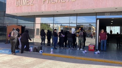 Postura. Una de las integrantes de la colectiva explicó que la intención de plantarse a las afueras de la Presidencia Municipal fue en espera de un posicionamiento de las autoridades sobre el caso.