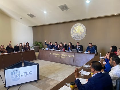 Carlos Daniel Cruz Ramírez, primer regidor del Ayuntamiento, dio lectura al dictamen emitido por la Comisión de Hacienda. 