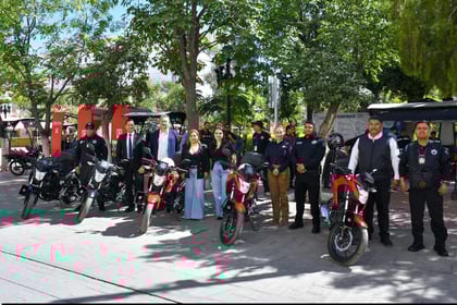 Protocolo. La entrega formal de los vehículos se realizó en el Paseo Sarabia, ubicado frente a la Presidencia.