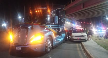 Percance. Ambas unidades siniestradas fueron enviadas a un corralón de la ciudad, donde permanecerán en resguardo.