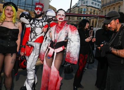 El contraste entre cuero y encaje aportó dramatismo a varios estilismos captados fuera de los desfiles.