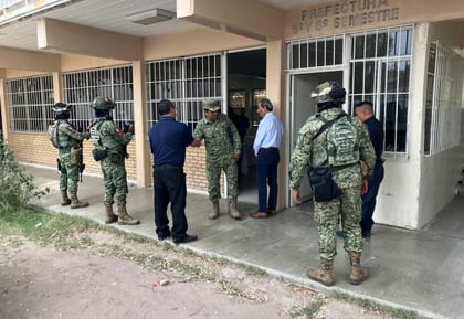 Postura. El director del Instituto 18 de Marzo, Andrés Madrid Escobedo, informó que las clases se suspendieron jueves, viernes y lunes, y se reanudaron el martes con revisión de mochilas.