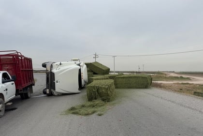 Contratiempo. Las labores para colocar las pacas de alfalfa en otra unidad y retirar el tráiler duraron varias horas.