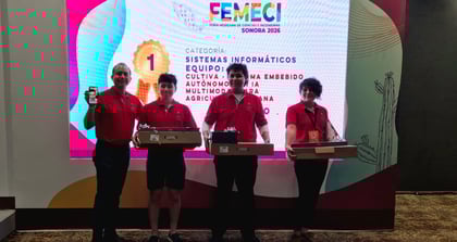 Estudiantes. Los tres estudiantes de la Unipoli, junto con su asesor, durante la entrega de premios a los ganadores.